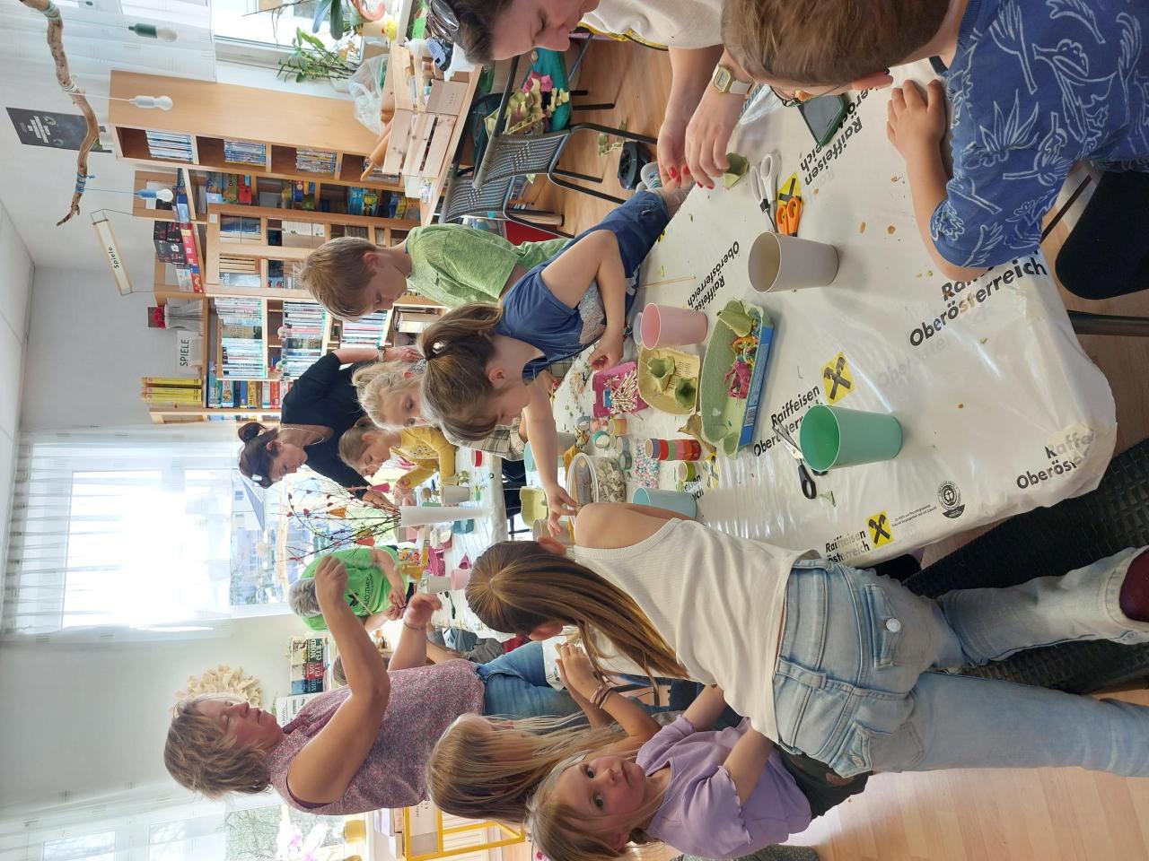 Kinder basteln rund um einen Tisch 