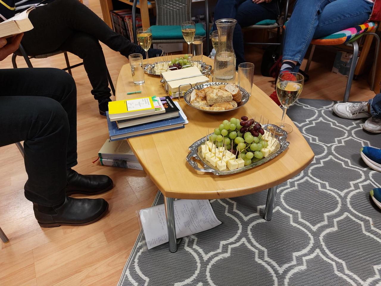 Weintrauben und Käse am Tisch der Lesung