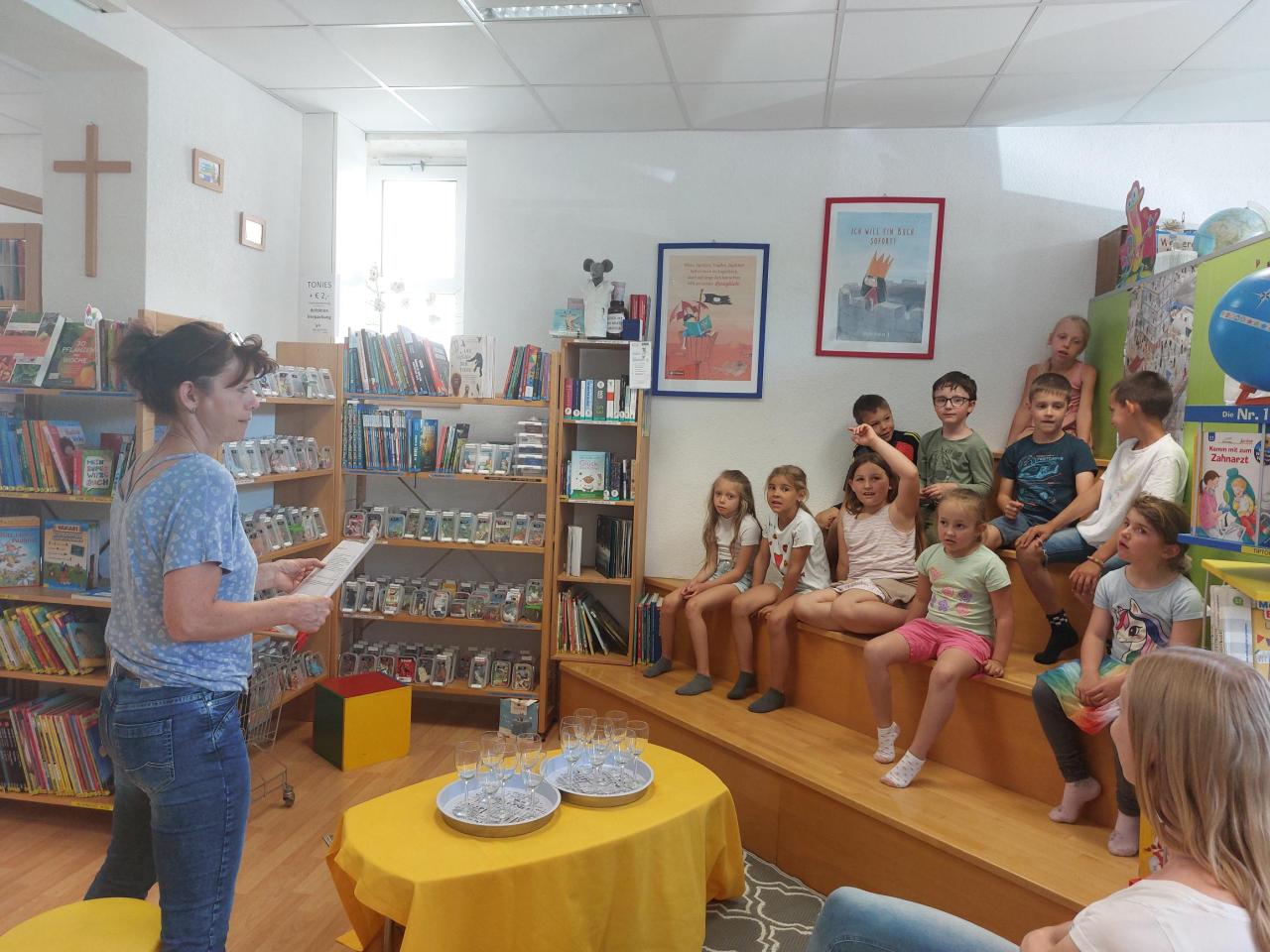 Kinder mit Bibliothekarin