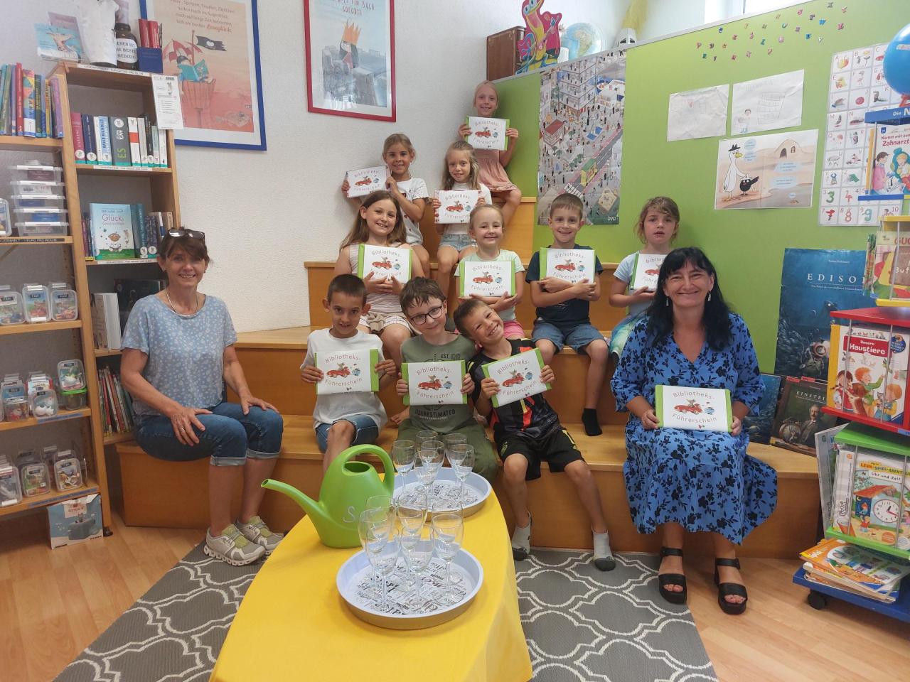 Volksschulkinder mit dem Bibliotheksführerscheingeschenk