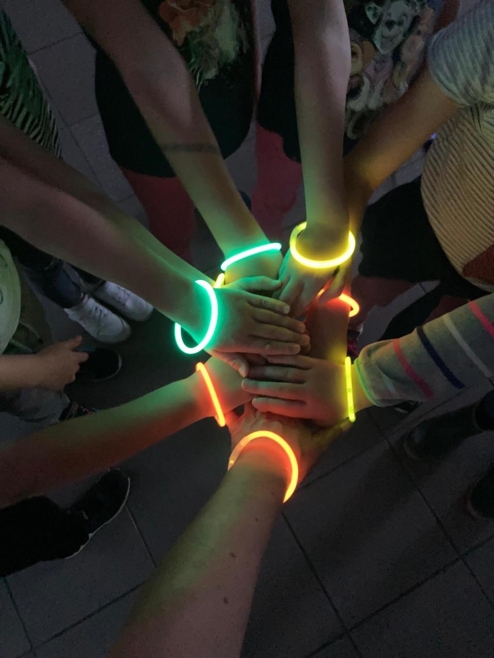 Hände mit Leuchtbändern