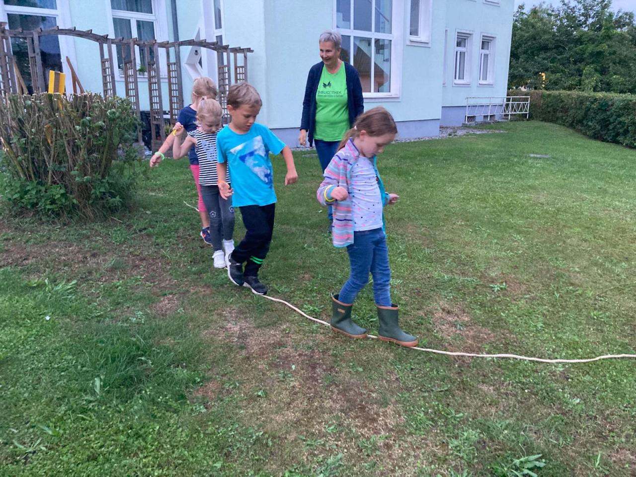 Kinder balancieren am Seil