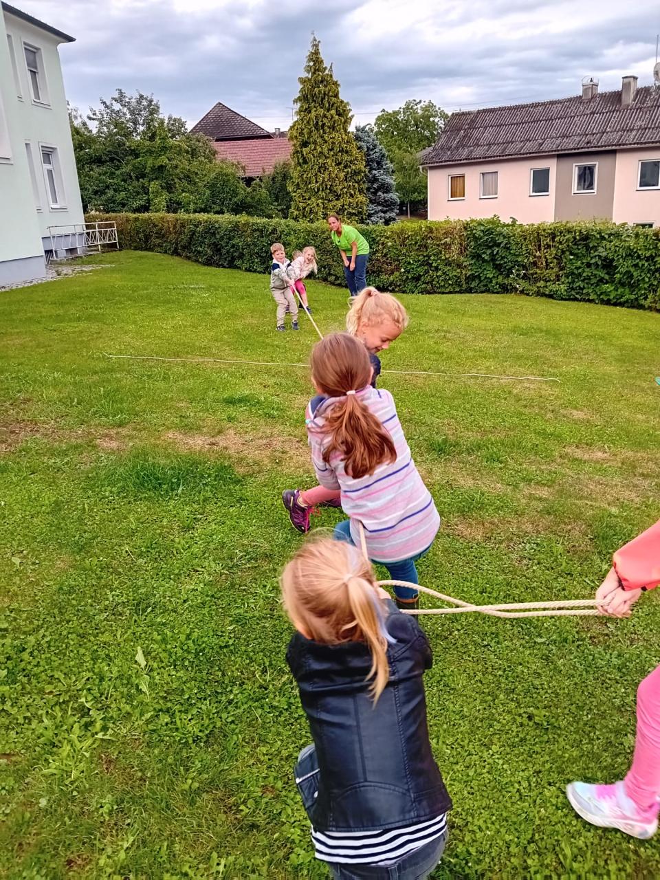 Kinder ziehen am Seil