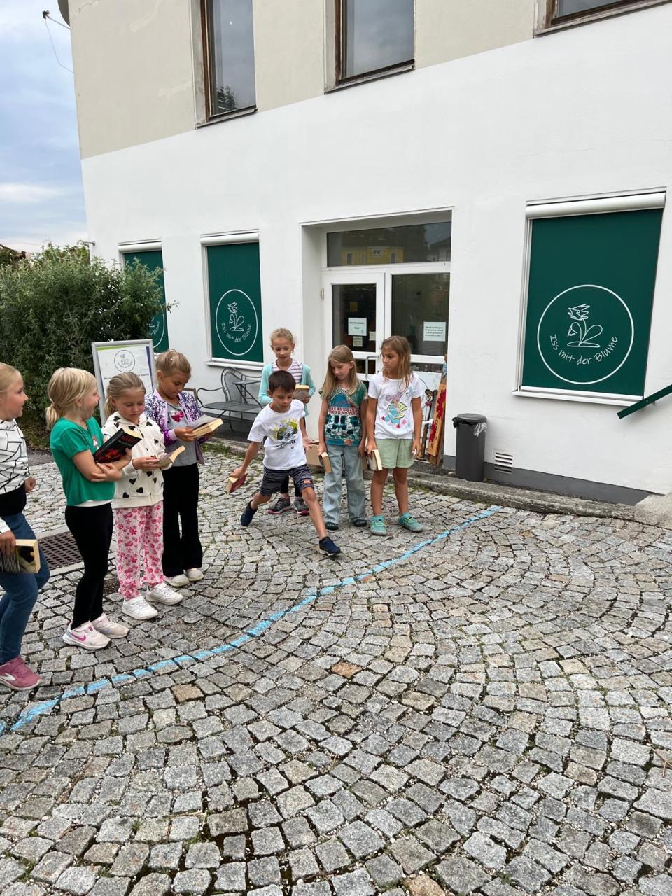 Kinder werfen Bücher