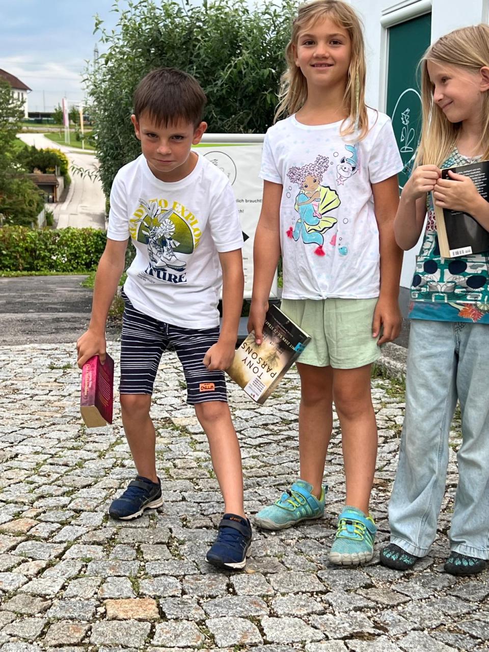 Kinder mit Büchern in der Hand