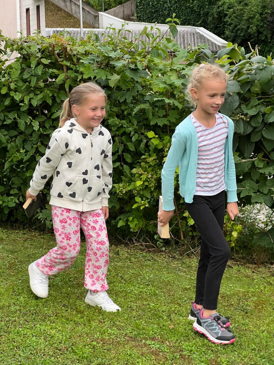 Zwei Kinder im Garten