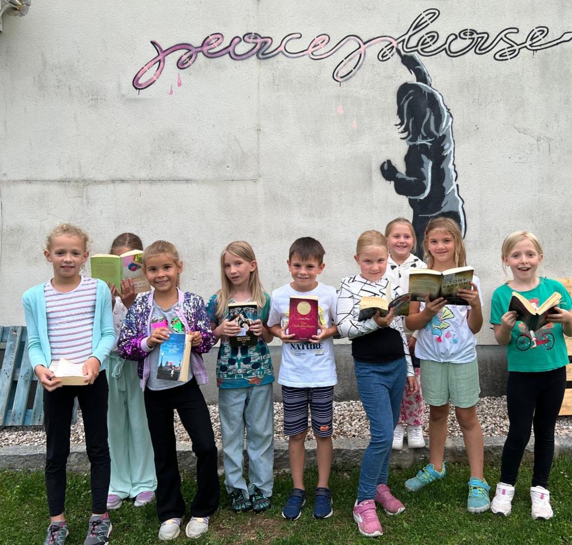 Gruppenbild Kinder vor einer Mauer