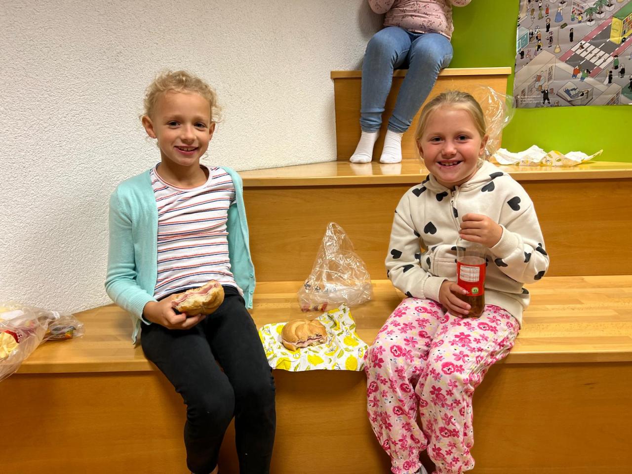 Zwei Kinder jausnen
