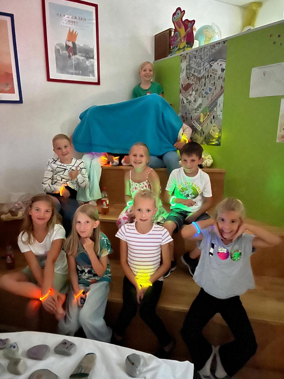Kinder auf einer Sitztreppe