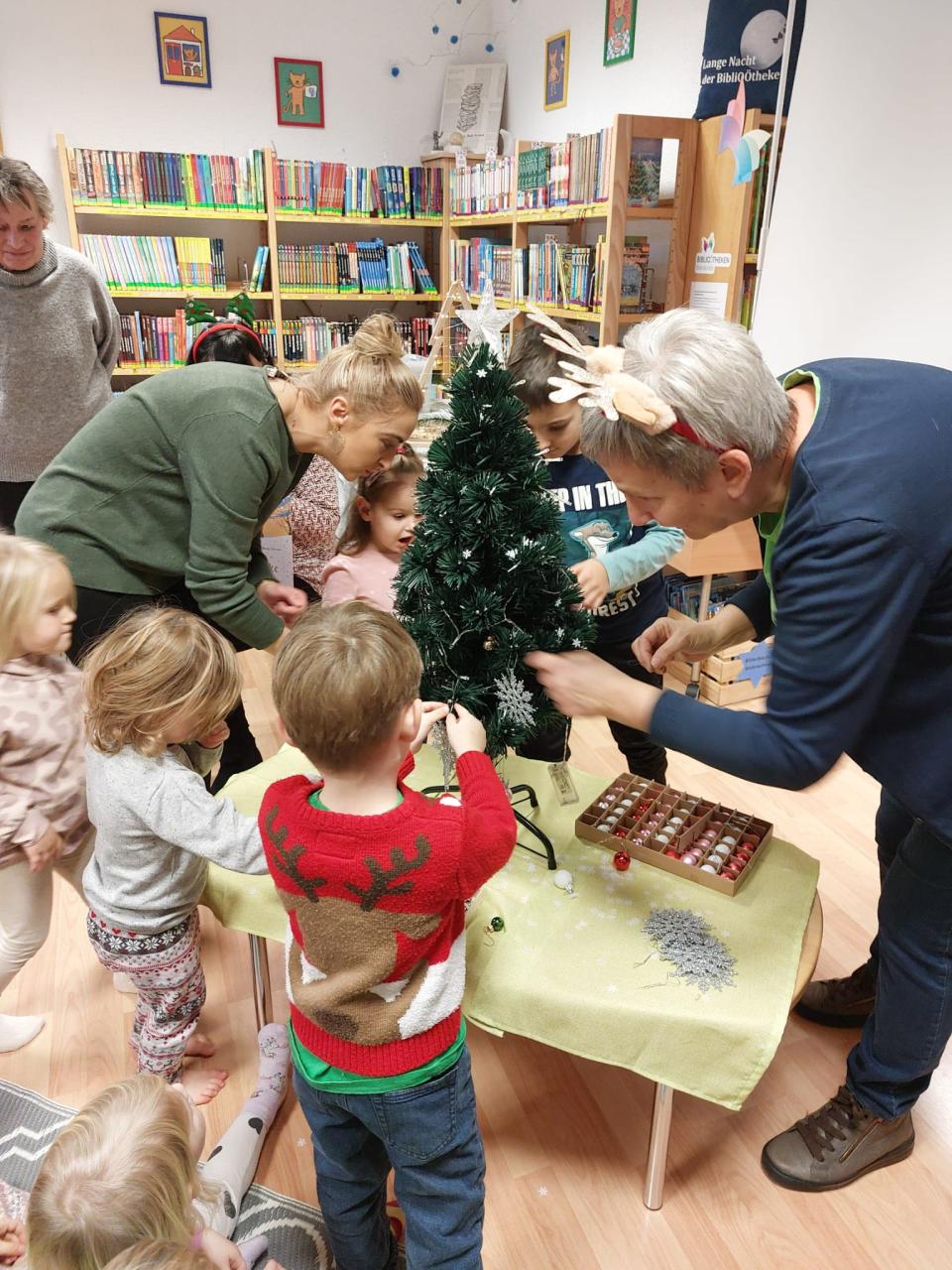 Ein kleiner Christbaum wird geschmückt