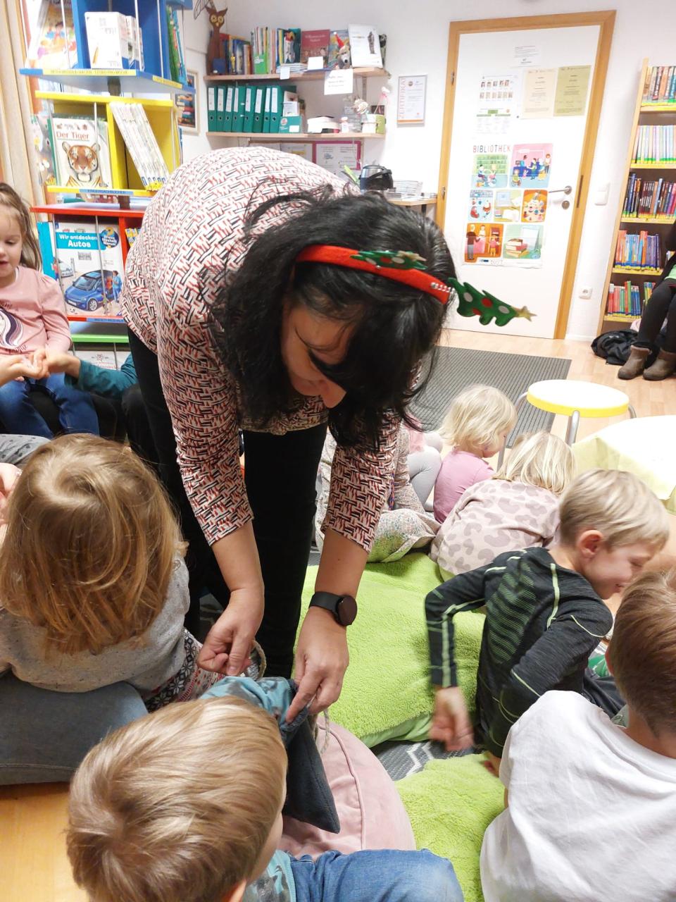 Eine Frau teilt Plastikschneeflocken als Geschenk aus