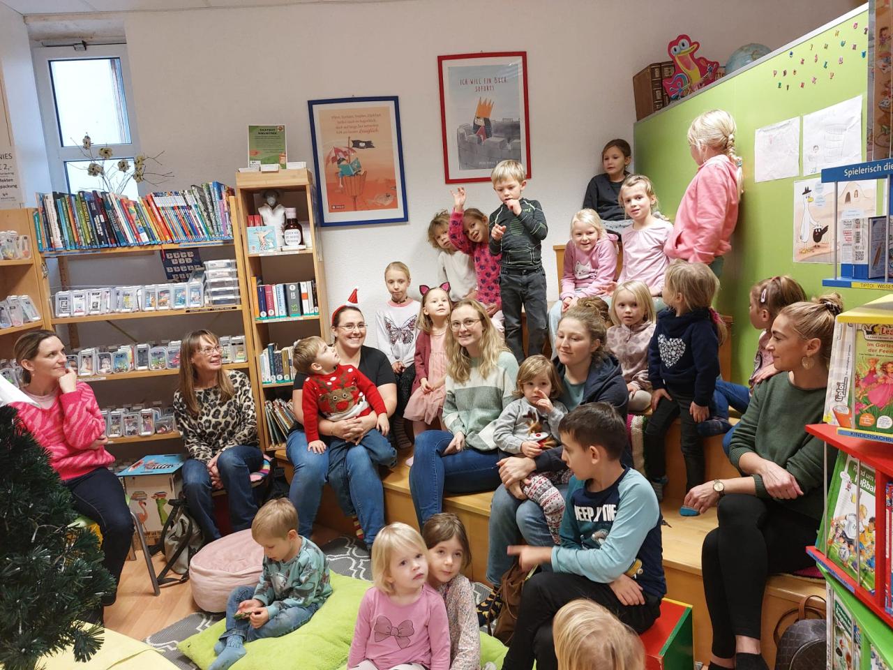 Gruppenbild von Kindern die auf einer Sitztreppe sitzen