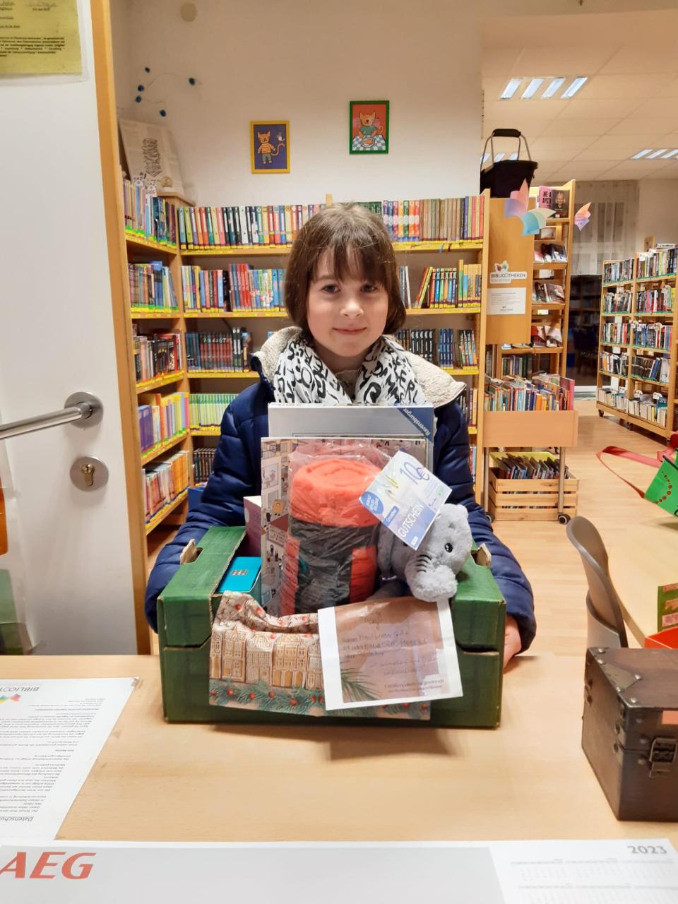 Mädchen mit Gewinnpaket