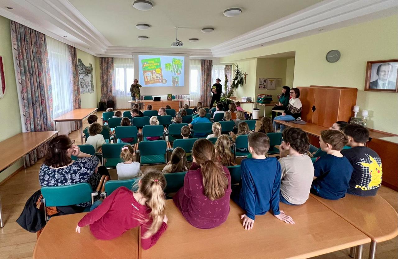 viele Kinder im Saal
