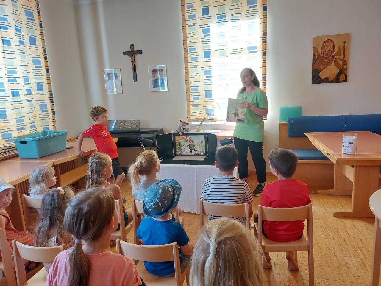 Frau mit Kindern bei Lesung