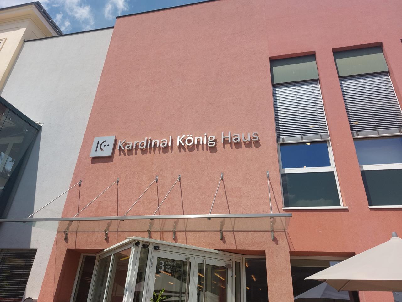 Vorderansicht Kardinal König Haus Wien