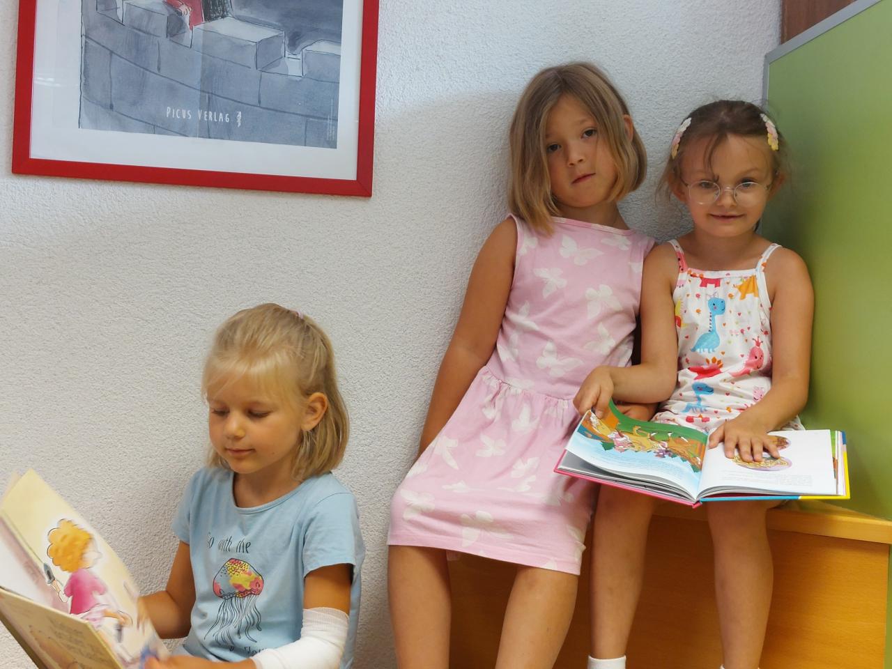 Drei Mädchen lesend