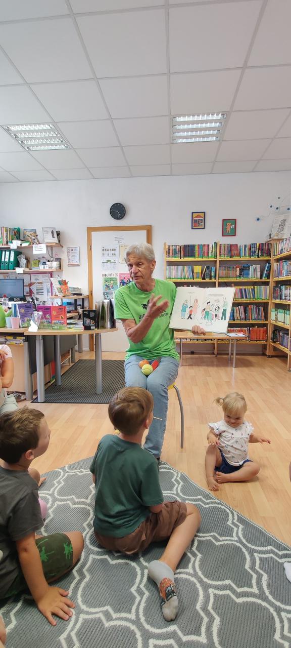 Mann zeigt ein aufgeschlagenes Bilderbuch