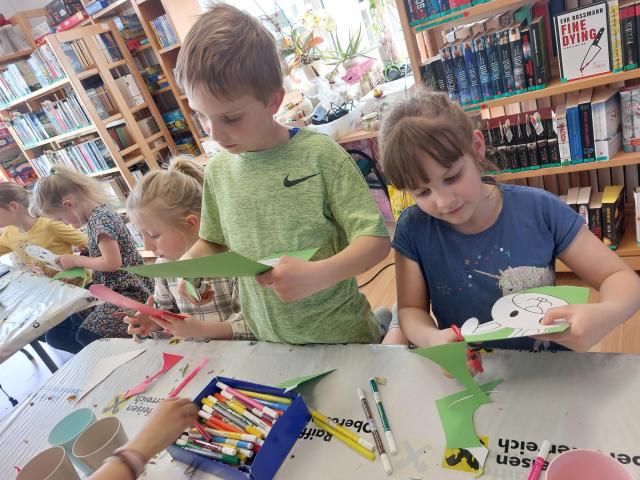Kinder schneiden etwas aus