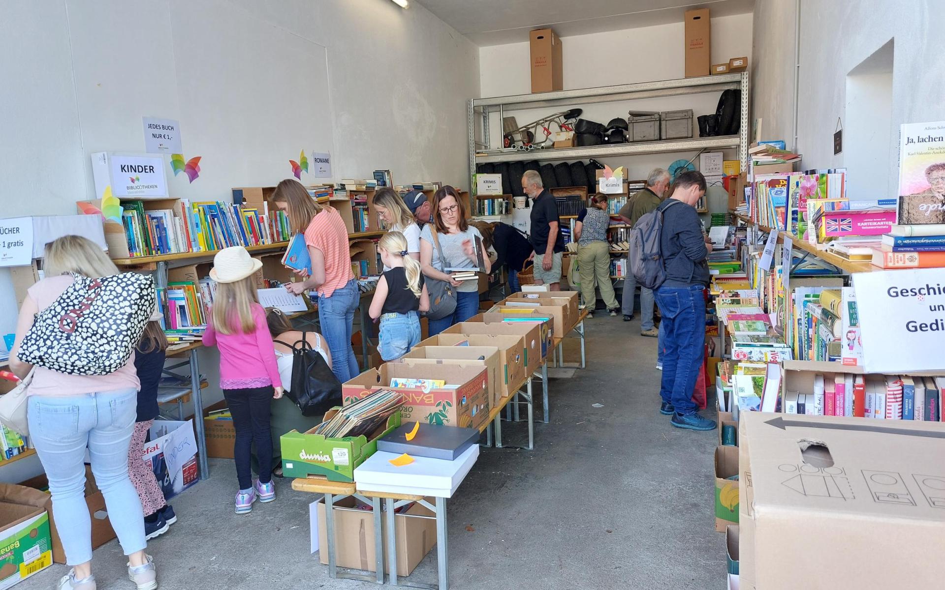 Bücherflohmarkt in einer Garage