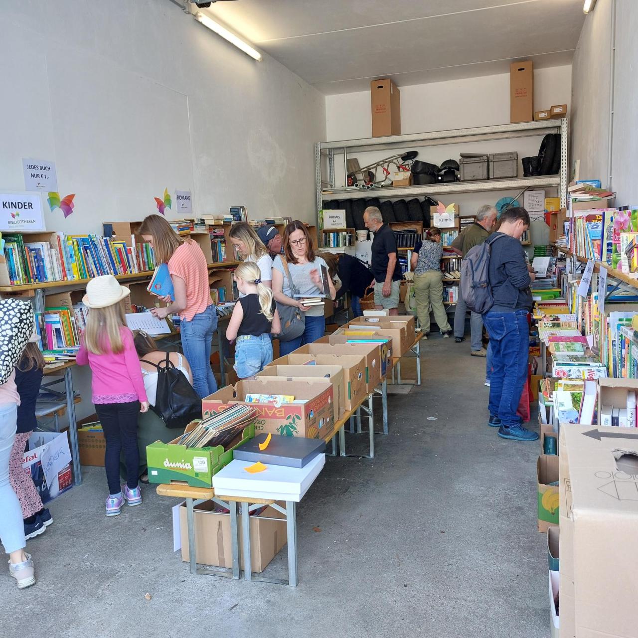 Bücherflohmarkt in einer Garage