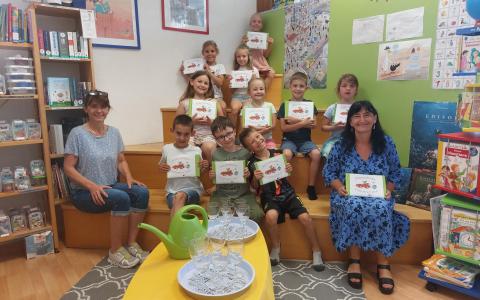 Volksschulkinder mit dem Bibliotheksführerscheingeschenk