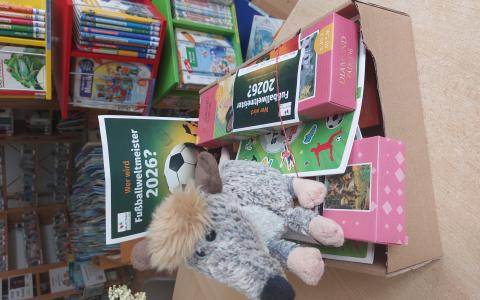 Stoffmaus mit Geschenken